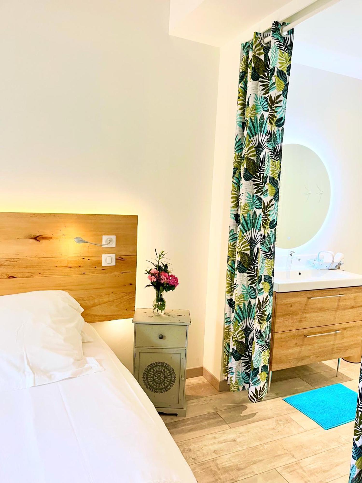 Le Relais Des Anges Bed & Breakfast Mercues Bagian luar foto