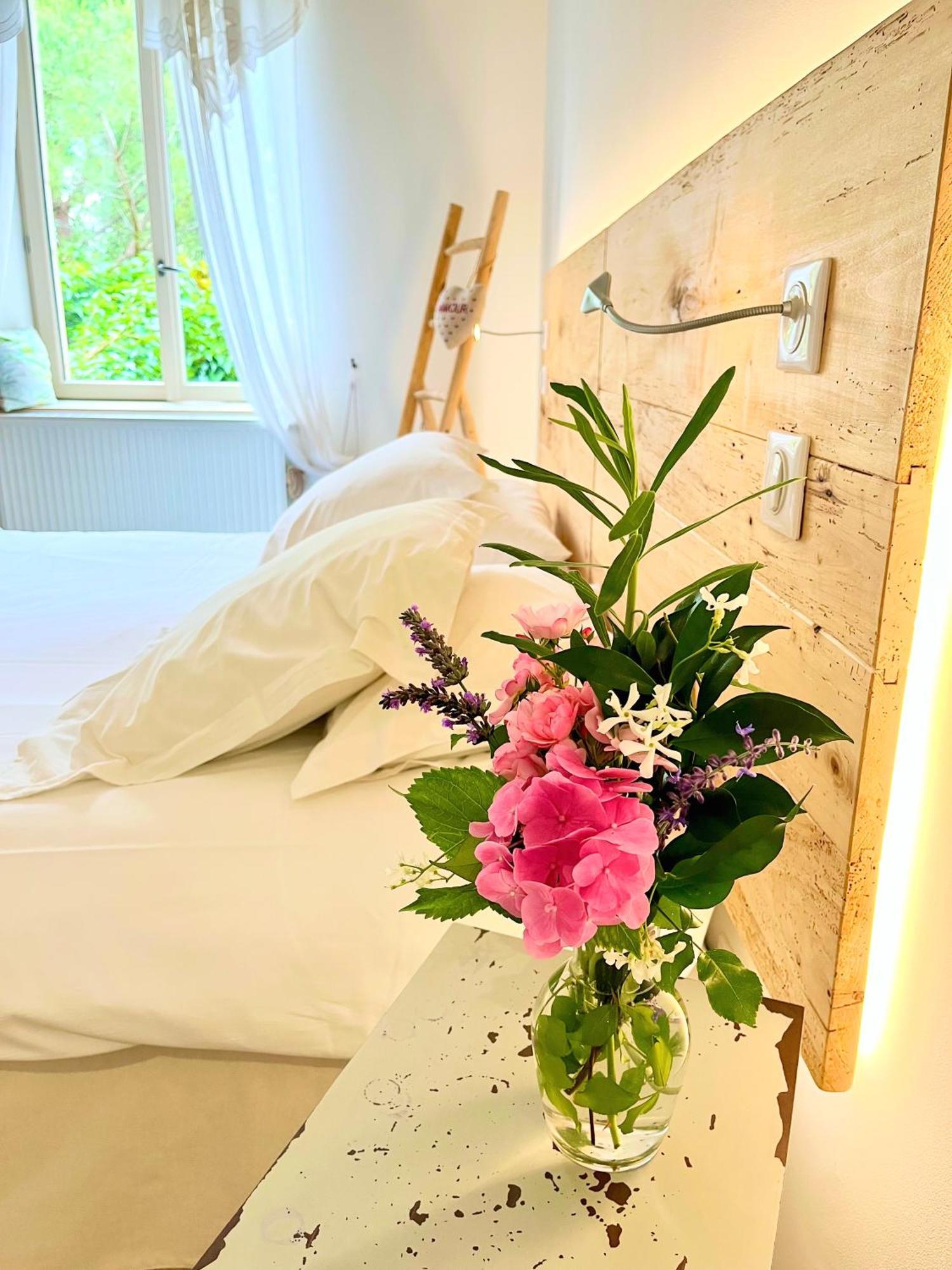 Le Relais Des Anges Bed & Breakfast Mercues Bagian luar foto