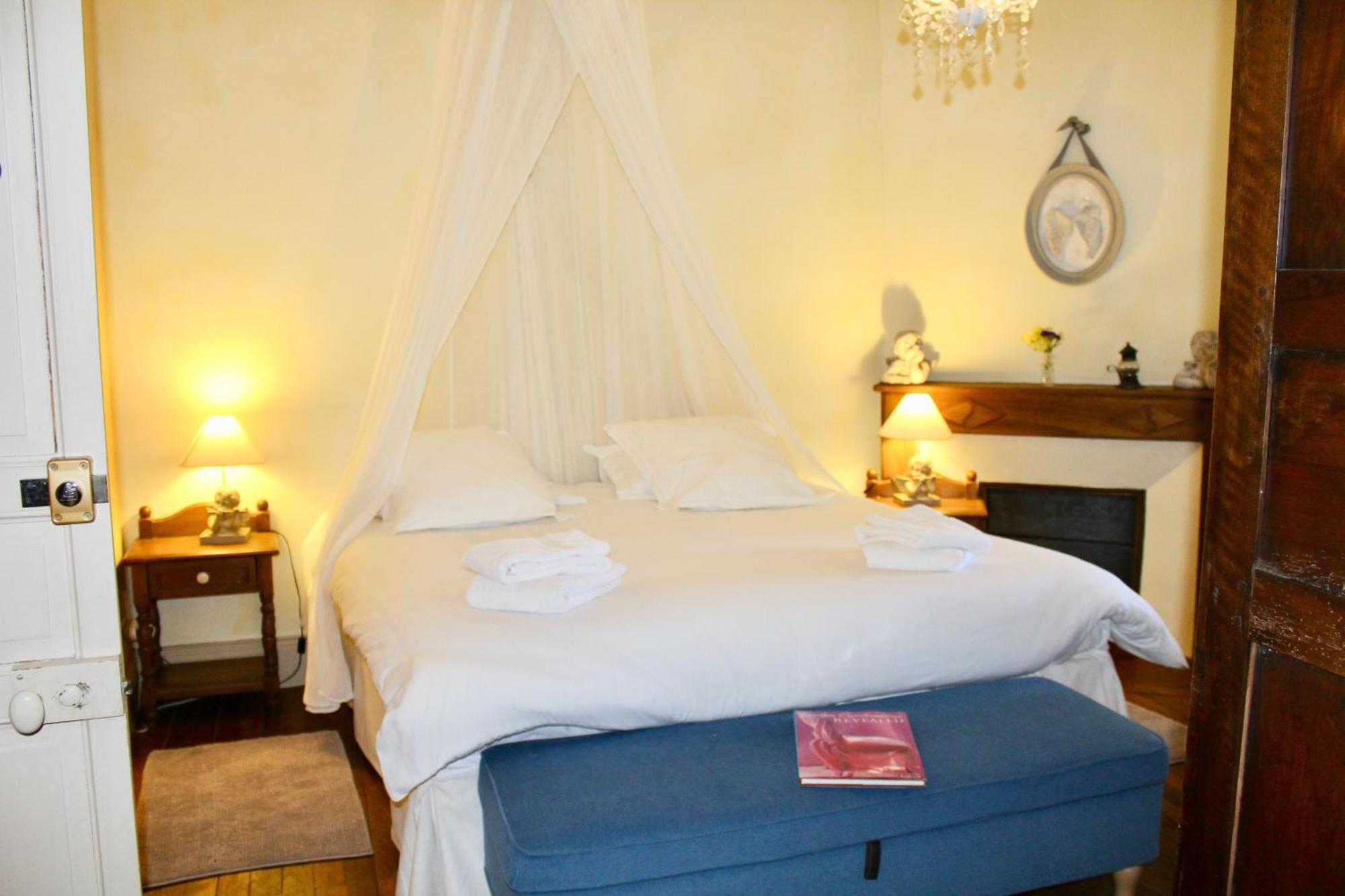 Le Relais Des Anges Bed & Breakfast Mercues Bagian luar foto