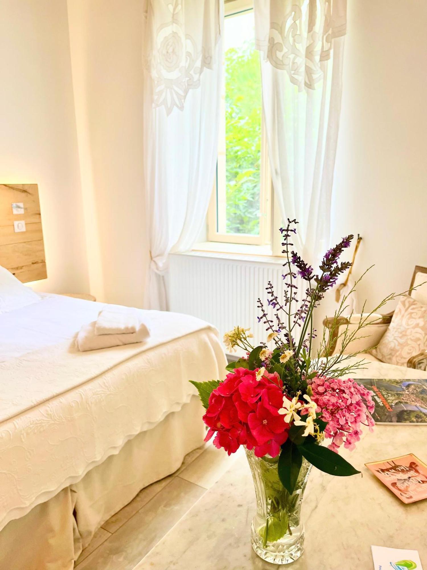 Le Relais Des Anges Bed & Breakfast Mercues Bagian luar foto