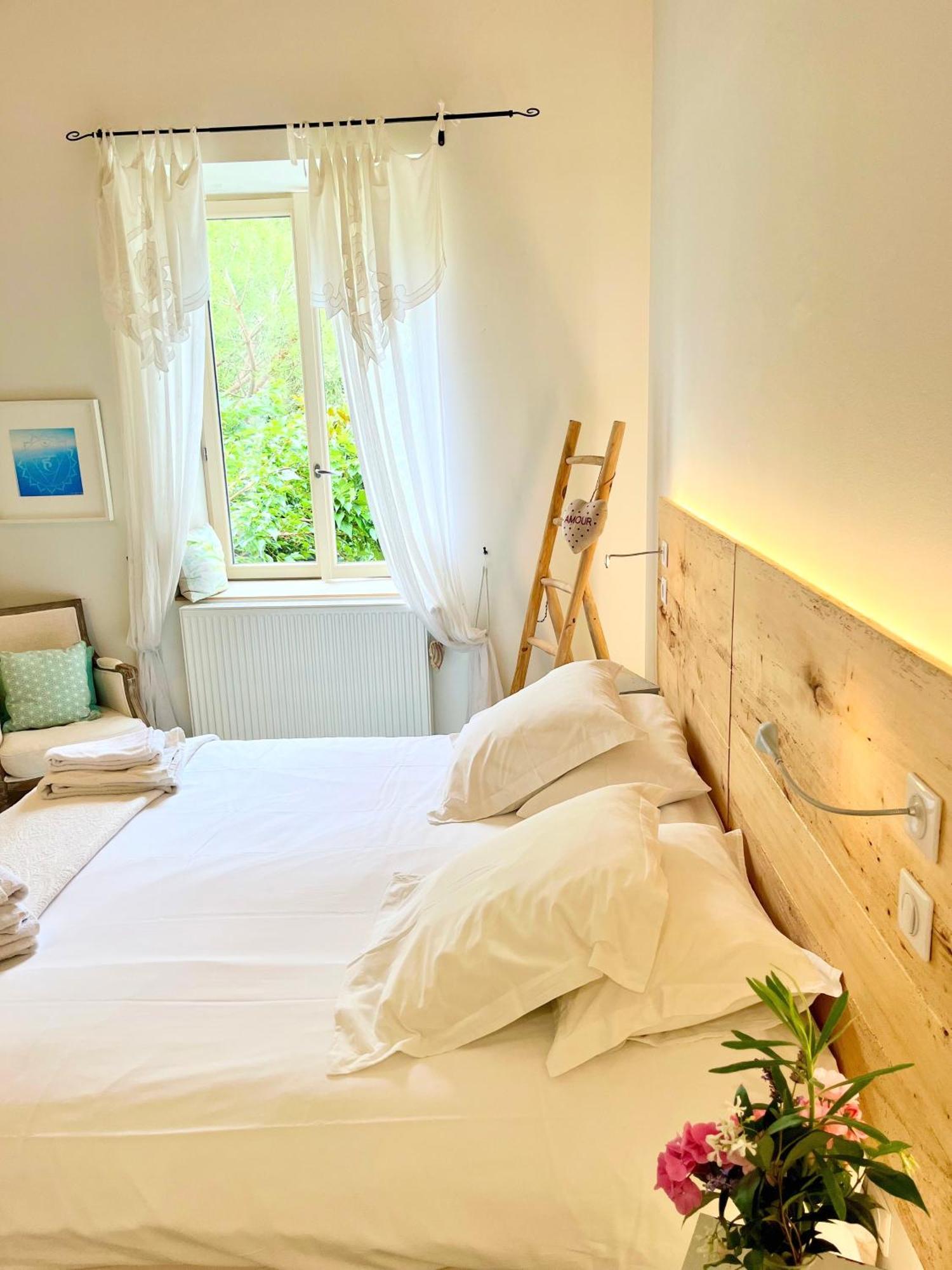 Le Relais Des Anges Bed & Breakfast Mercues Bagian luar foto